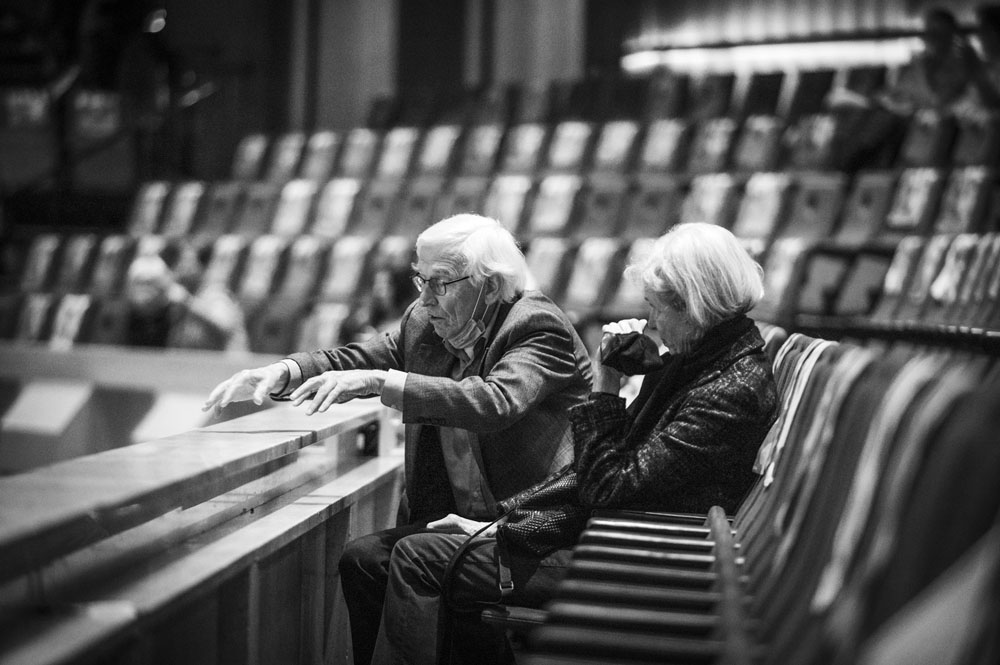 Publiek in de grote zaal van de Doelen tijdens de pauze.