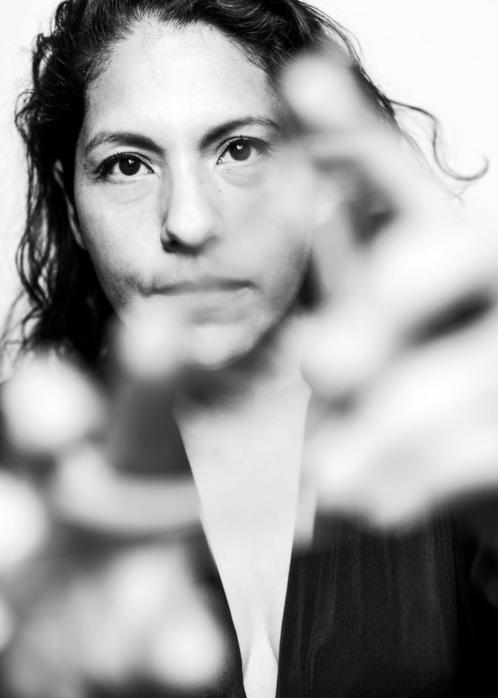 Portret van kunstenaar Anne Mercedes Langhorst voor fotoboek 'Samen' door Karen van Gilst